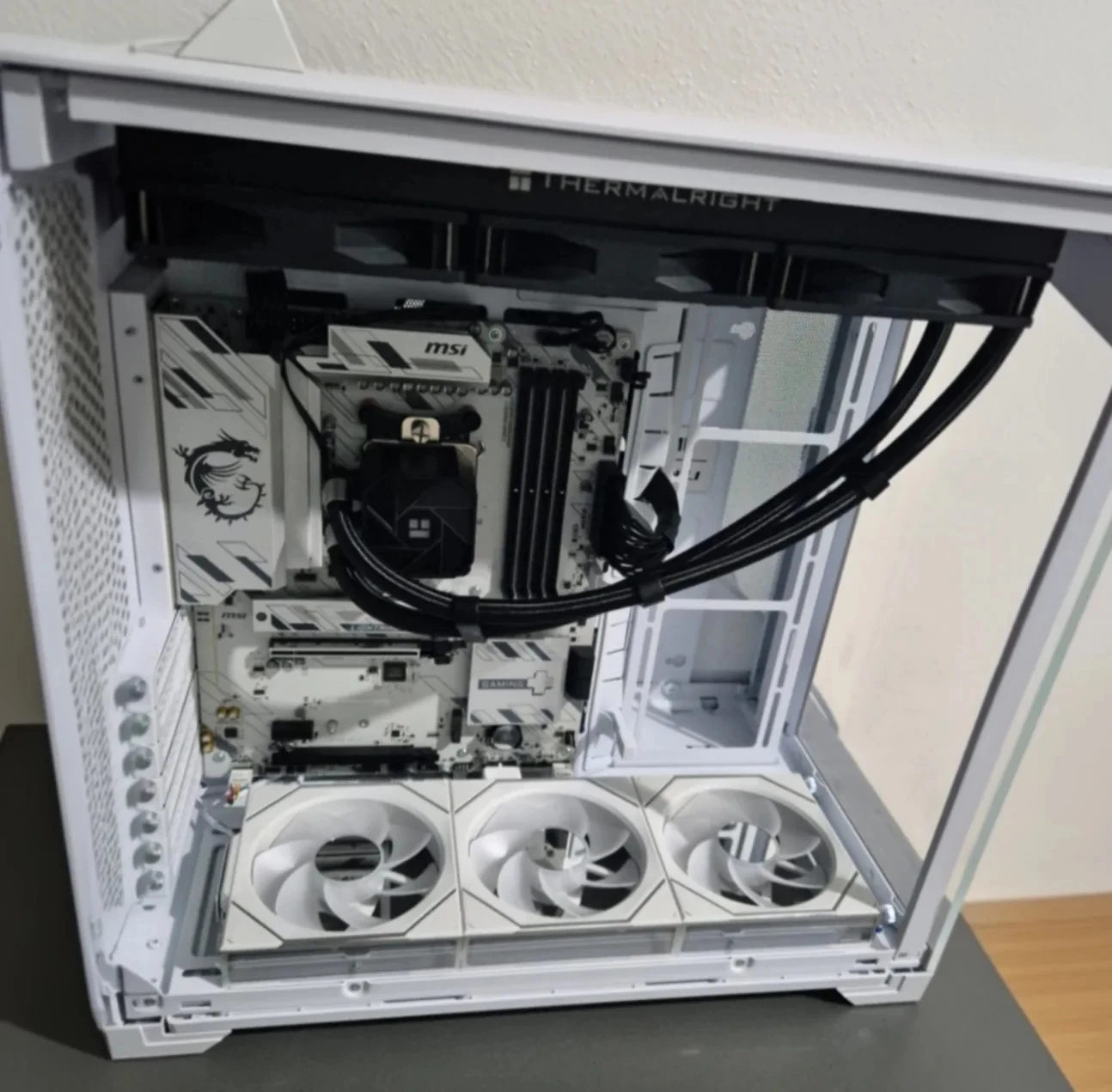 Individueller Gaming-PC mit weißem Gehäuse und RGB-Beleuchtung